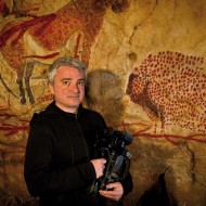 Marc Azéma devant le fac-similé de la grotte de Marsoulas au Parc de la Préhistoire de l’Ariège, Grotte Chauvet, Making of 2012 - 